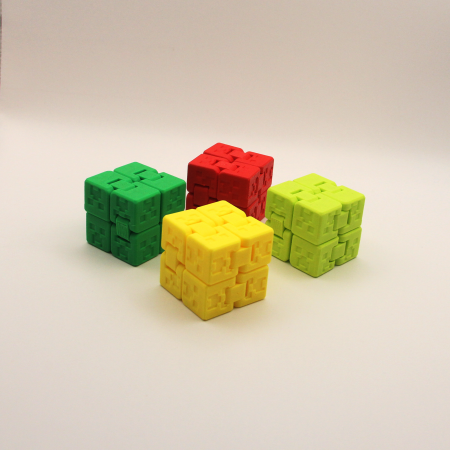 Geometrie Interactivă & Fidget - Cub Infinit cu Expresii Pixel – Idearium