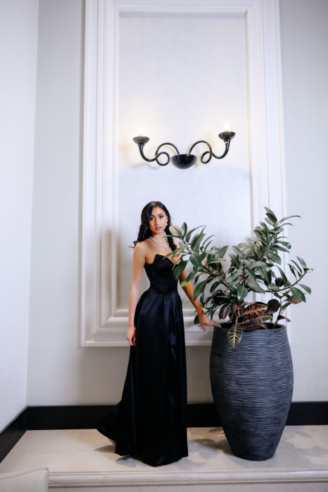 rochie lunga neagra cu corset manusi si pene [4]