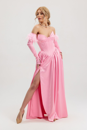 Bridesmaids - rochie din satin roz cu corset manusi si pene