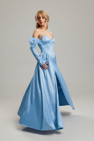Bridesmaids - rochie din satin bleu cu corset manusi si pene