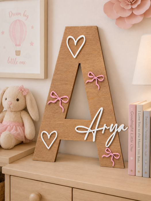 Literă decorativă personalizată – Fundițe [2]