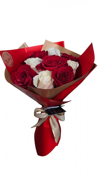 Buchet 11 trandafiri roșii și albi – Aranjament elegant [1]