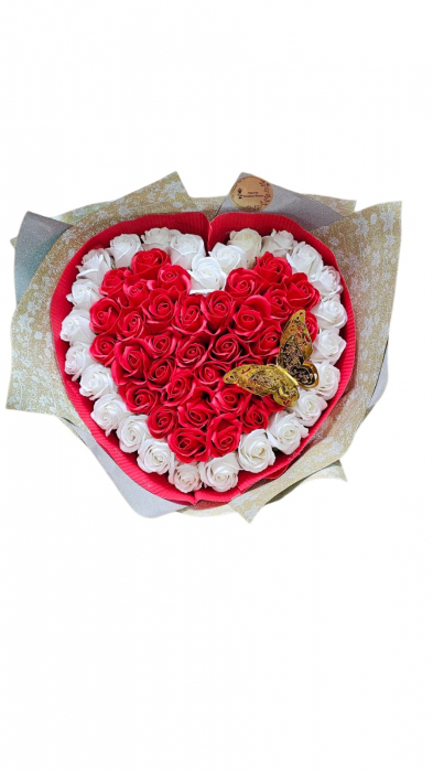 Buchet 59 trandafiri de săpun în inimă cu fluture decorativ [1]