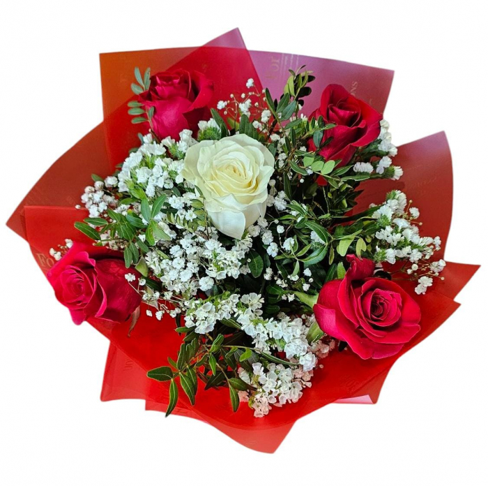Buchet cu 5 trandafiri (roșii și alb) și gypsophila în ambalaj roșu [1]