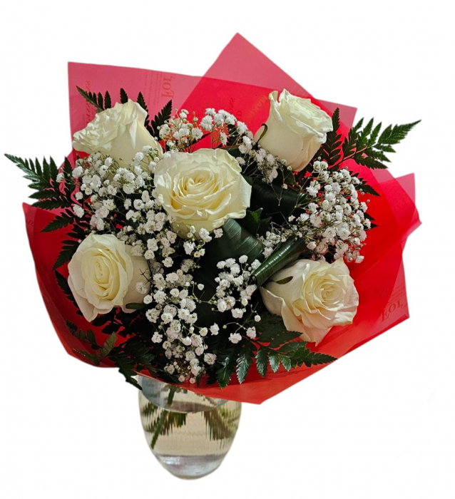 Buchet cu trandafiri albi și gypsophila în ambalaj roșu [1]