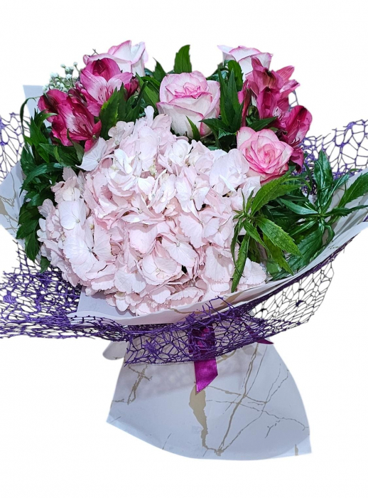 Buchet roz cu hortensie, trandafiri și alstroemeria – Ambalaj elegant [1]