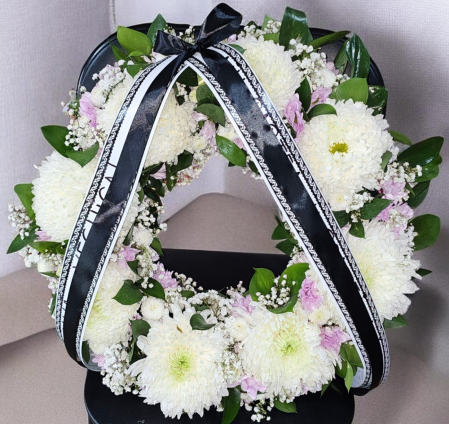 Aranjamente Funerare - Jerbă funerară rotundă din crizanteme Anastasia și crizanteme roz (45 cm) (fara stativ)