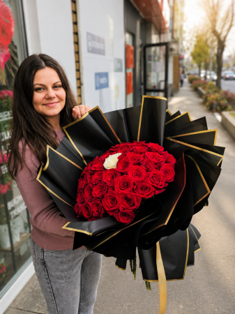 Valentine's Day - Buchet Premium – 39 Trandafiri (38 Roșii + 1 Alb)