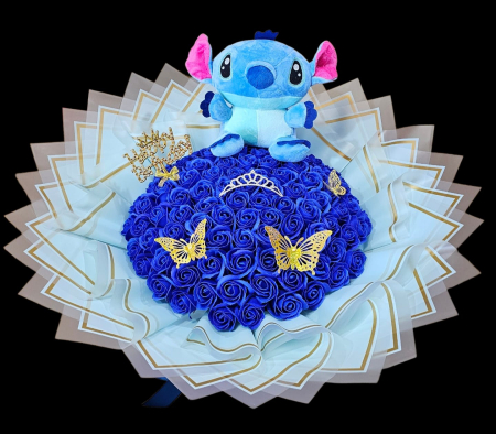 Aranjamente Florale Din Săpun - Buchet „Stitch Magic World” – Trandafiri de Săpun Albaștri, Jucărie de Pluș și Accesorii Aurii