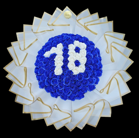 Aranjamente Florale Din Săpun - Buchet Deluxe Majorat 18 ani – 101 Trandafiri de Săpun în Ambalaj Alb-Auriu