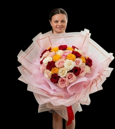 Buchete de Flori Naturale - Eleganță la superlativ: Buchetul Gigant cu 49 de Trandafiri Multicolori