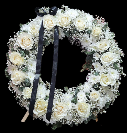 Aranjamente Funerare - Jerbă funerară cu trandafiri albi, crizanteme și gypsophila, pe stativ