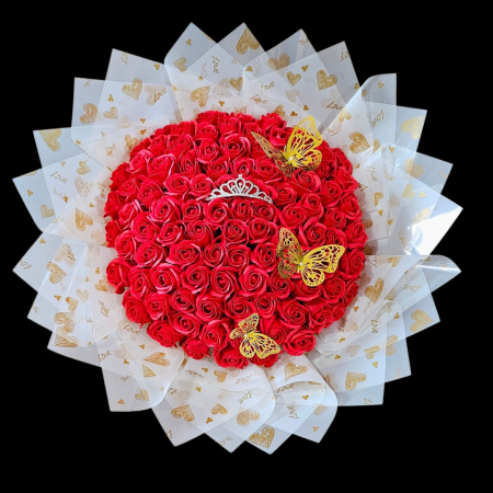 Aranjamente Florale Din Săpun - Buchet Deluxe „Regina Inimii” – 101 Trandafiri Roșii cu Fluturi Aurii și Coroniță