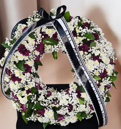 Aranjamente Funerare - Jerbă funerară rotundă din crizanteme albe și grena cu gypsophila (45 cm) (fara stativ)