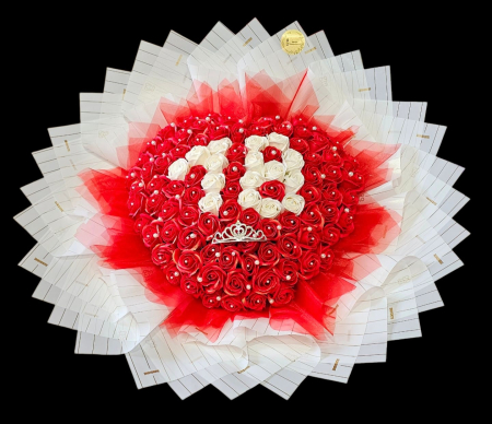 Aranjamente Florale Din Săpun - Buchet Deluxe Majorat 18 ani – Trandafiri de Săpun, Coroniță și Ambalaj Festiv