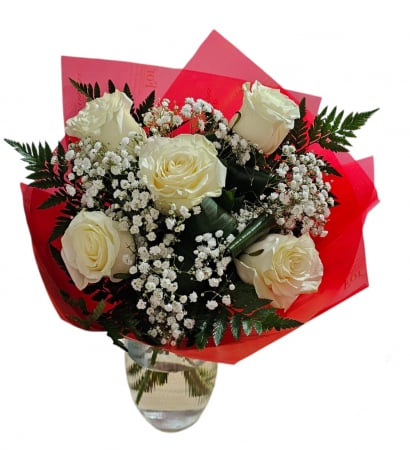 Buchete de Flori Mixte - Buchet cu trandafiri albi și gypsophila în ambalaj roșu