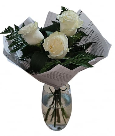 Buchete de Flori Naturale - Buchet cu 3 trandafiri albi în ambalaj tip ziar