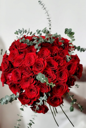 101 Trandafiri Naturali - Buchet elegant de trandafiri roșii și eucalipt – Aranjament floral sofisticat