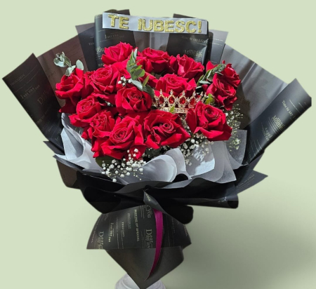 Valentine's Day - Buchet regal cu trandafiri roșii cu coroană  și mesaj „Te iubesc”