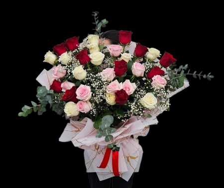 Valentine's Day - Buchet Romantic Tradițional – Mix de 31 Trandafiri, Eucalipt și Gypsofila