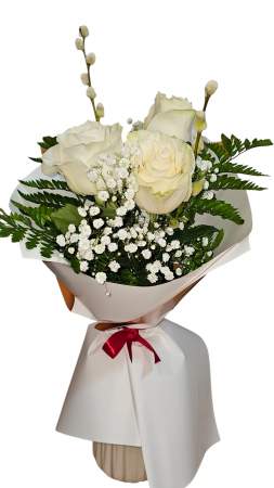 Buchete de Flori Naturale - Buchet trandafiri albi și gypsophila – Ambalaj elegant