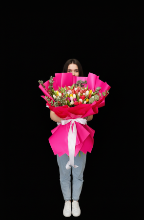 Buchete de Flori Naturale - Buchet cu 101 lalele si eucalipt – Imperial Premium Flowers