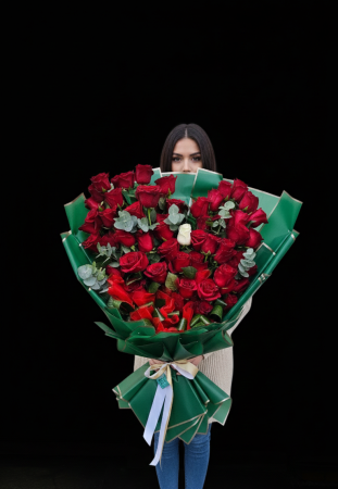 Valentine's Day - Buchet cu 55 trandafiri rosii si eucalipt – Imperial Premium Flowers