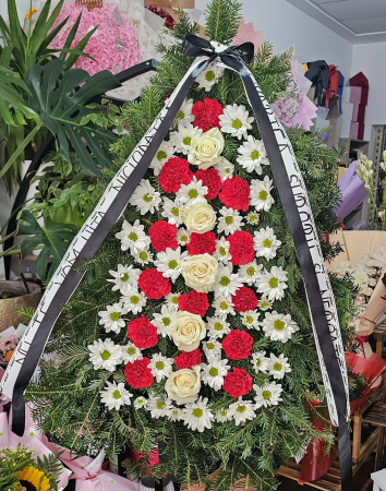 Aranjamente Funerare - Coroană funerară cu garoafe roșii, trandafiri albi și crizanteme