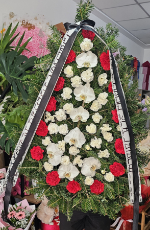Aranjamente Funerare - Coroană funerară cu orhidee albe, garoafe roșii și garofițe
