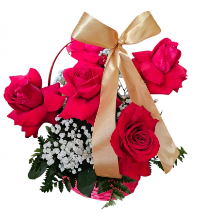 Aranjamente Florale Naturale - Coș cu trandafiri roșii și panglică aurie – Aranjament elegant