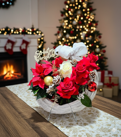 Colectie de Craciun - Coș Semilună cu Crăciuniță și Trandafiri Naturali – Aranjament Crăciun