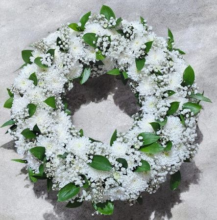 Aranjamente Funerare - Jerbă funerară rotundă din crizanteme albe și gypsophila (45 cm) (fara stativ)