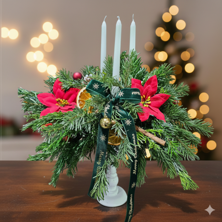 Colectie de Craciun - Sfeșnic cu Lumânări Albe și Aranjament Crăciun