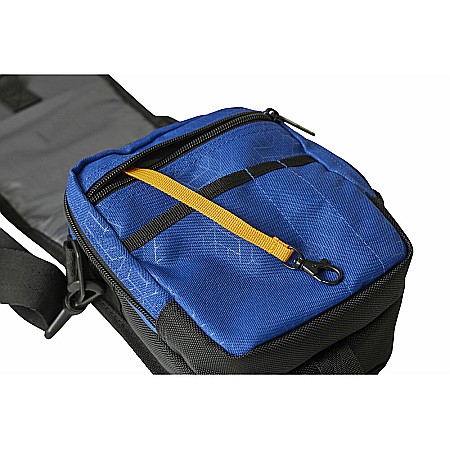 Geanta tableta CATERPILLAR Millennial Classic - Ronald, material 600D HD polyester - negru/bleumarin [4]
