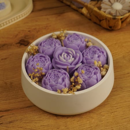 Lumanari parfumate - aranjament floral din bujori de ceară violet și flori uscate în bol ceramic alb