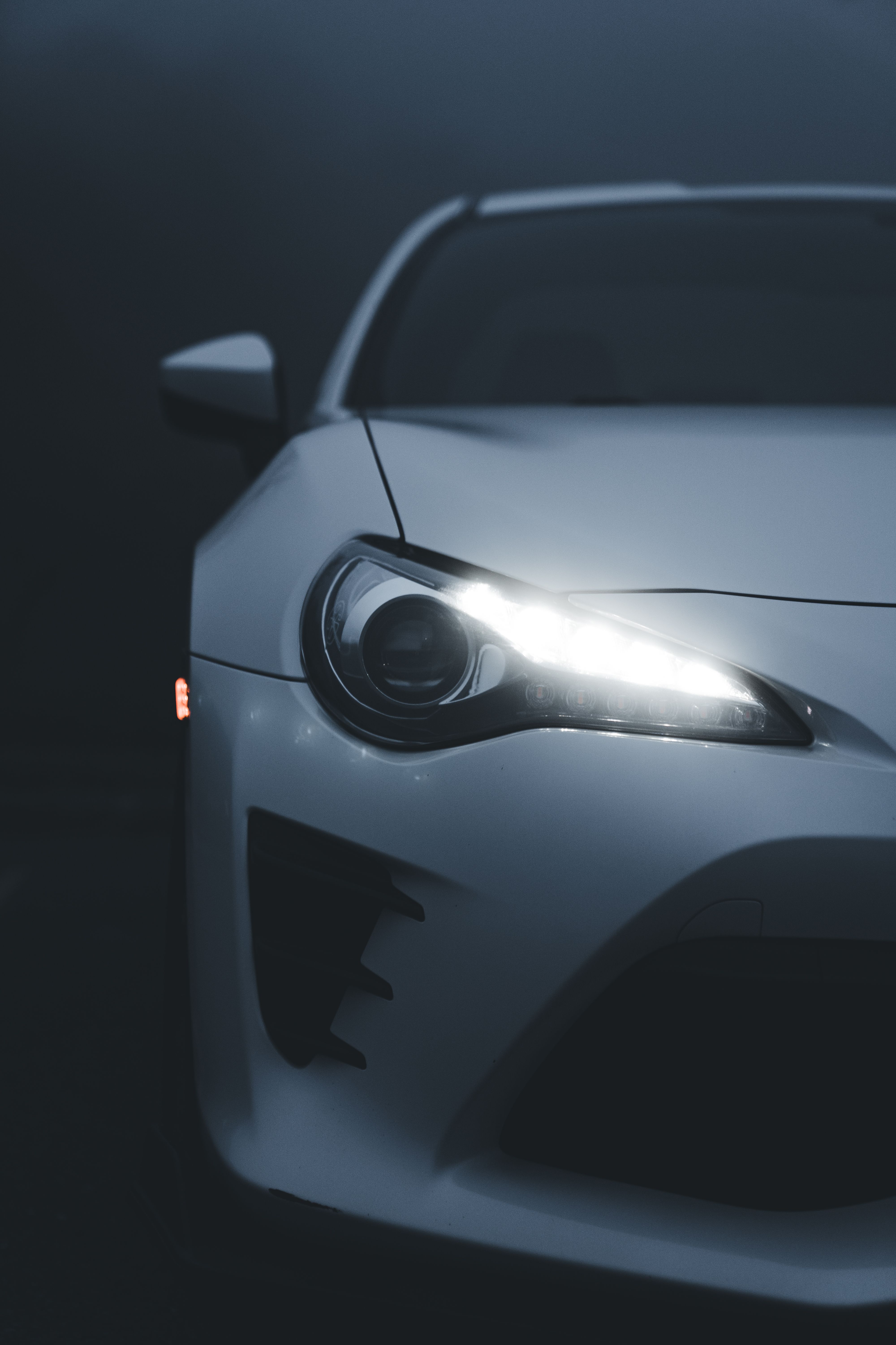 LED vs Xenon: ce becuri auto sunt mai bune în 2026