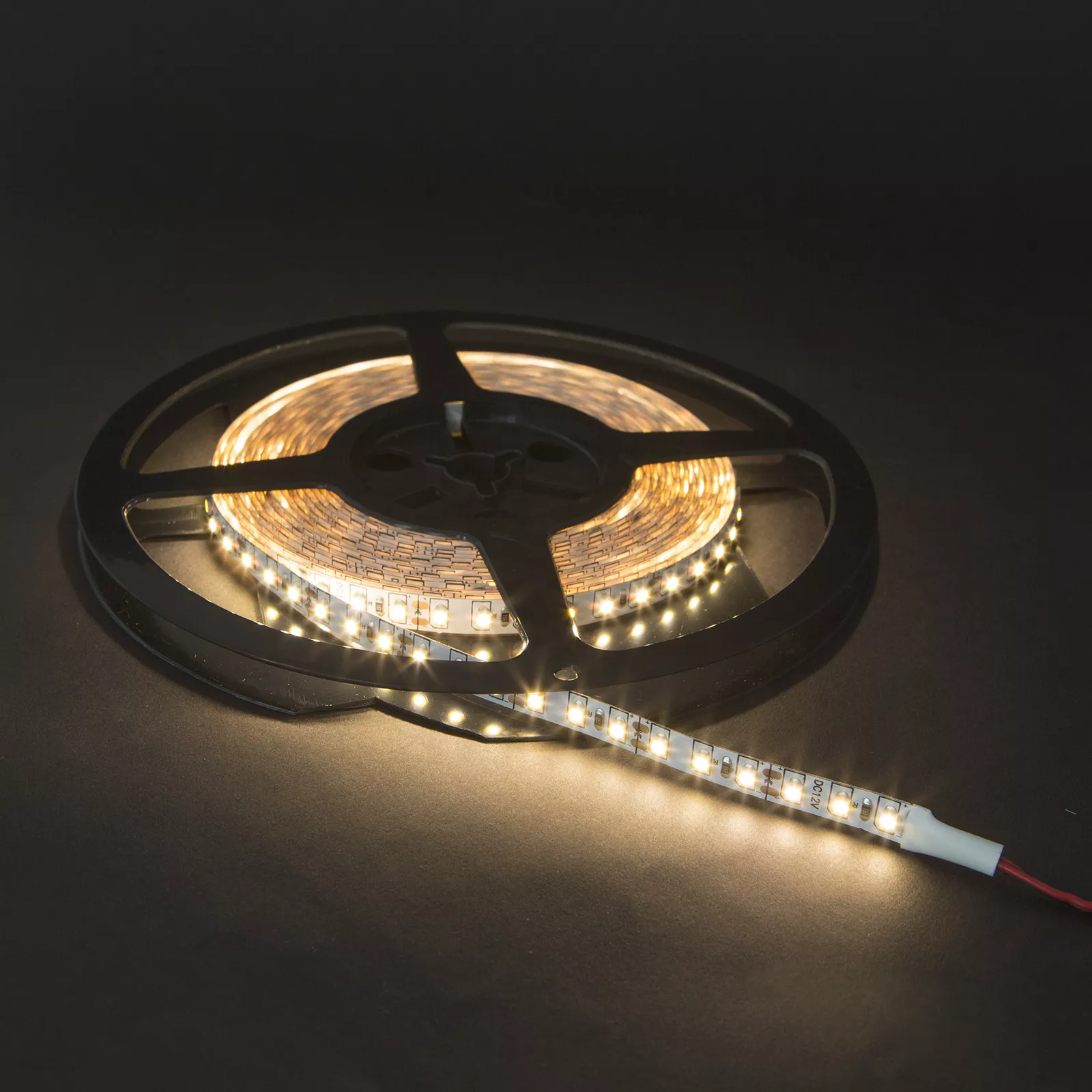 Banda LED 5m cu 120 LEDuri alb cald, iluminare intensă, consum redus, autoadezivă, IP20, ideală pentru decor și reclame [1]