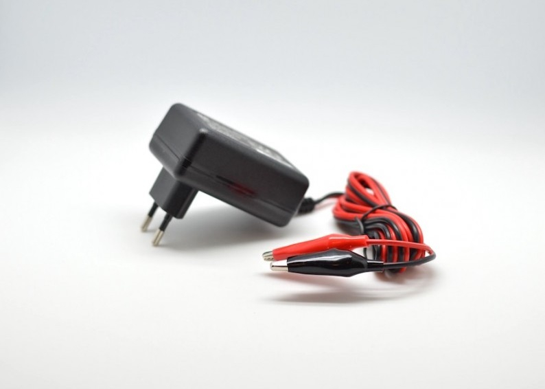 Încărcător Acumulator Plumb Acid 12V, 13.8V/1A, Tensiune 230V, Debransare Automată [1]