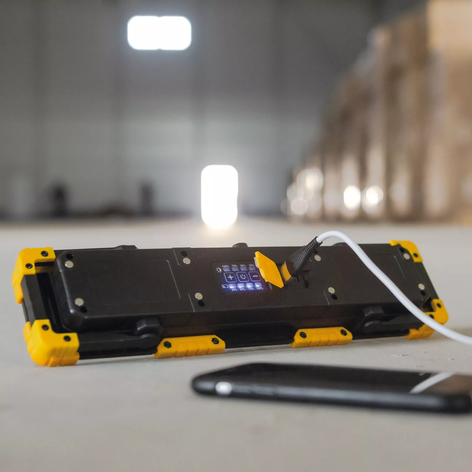 Reflector LED cu acumulator, intensitate și focalizare reglabile, 1200 lumeni Phenom 18649 – IoElectronice.ro [5]