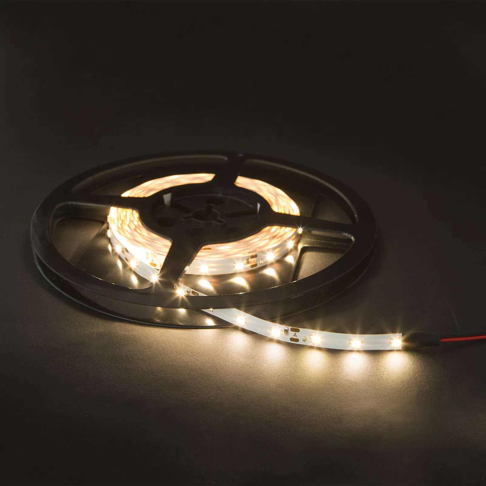 Banda LED - Banda LED 5m cu 60 LEDuri alb cald, iluminare intensă, consum redus, autoadezivă, IP20 — Perfect pentru decor și reclamă