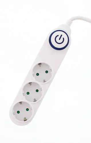 Prelungitoare electrice - Prelungitor 3 prize 5m alb cu întrerupător cablu 3xG1.5mm² Well – IoElectronice.ro