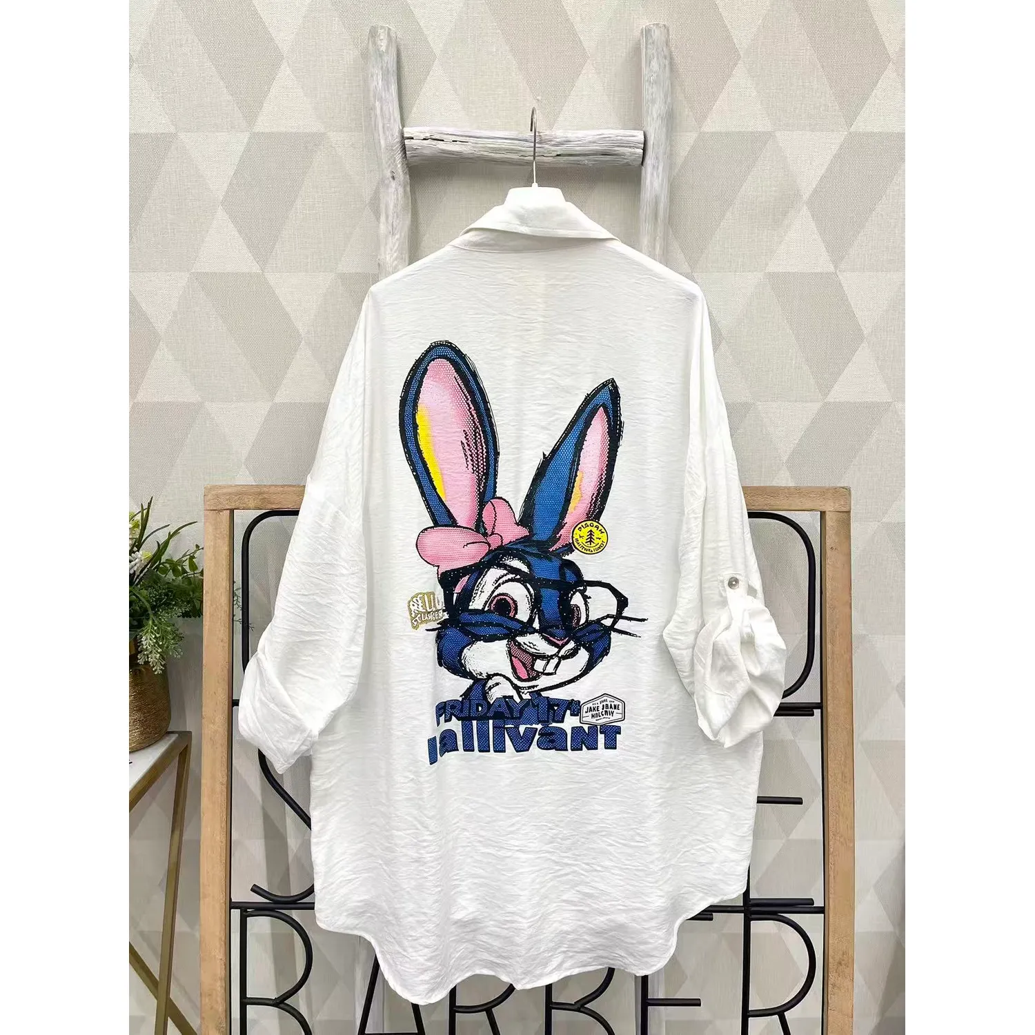 Cămașă Oversize Albă Street Bunny cu Imprimeu Grafic pe Spate - Isabellia [3]