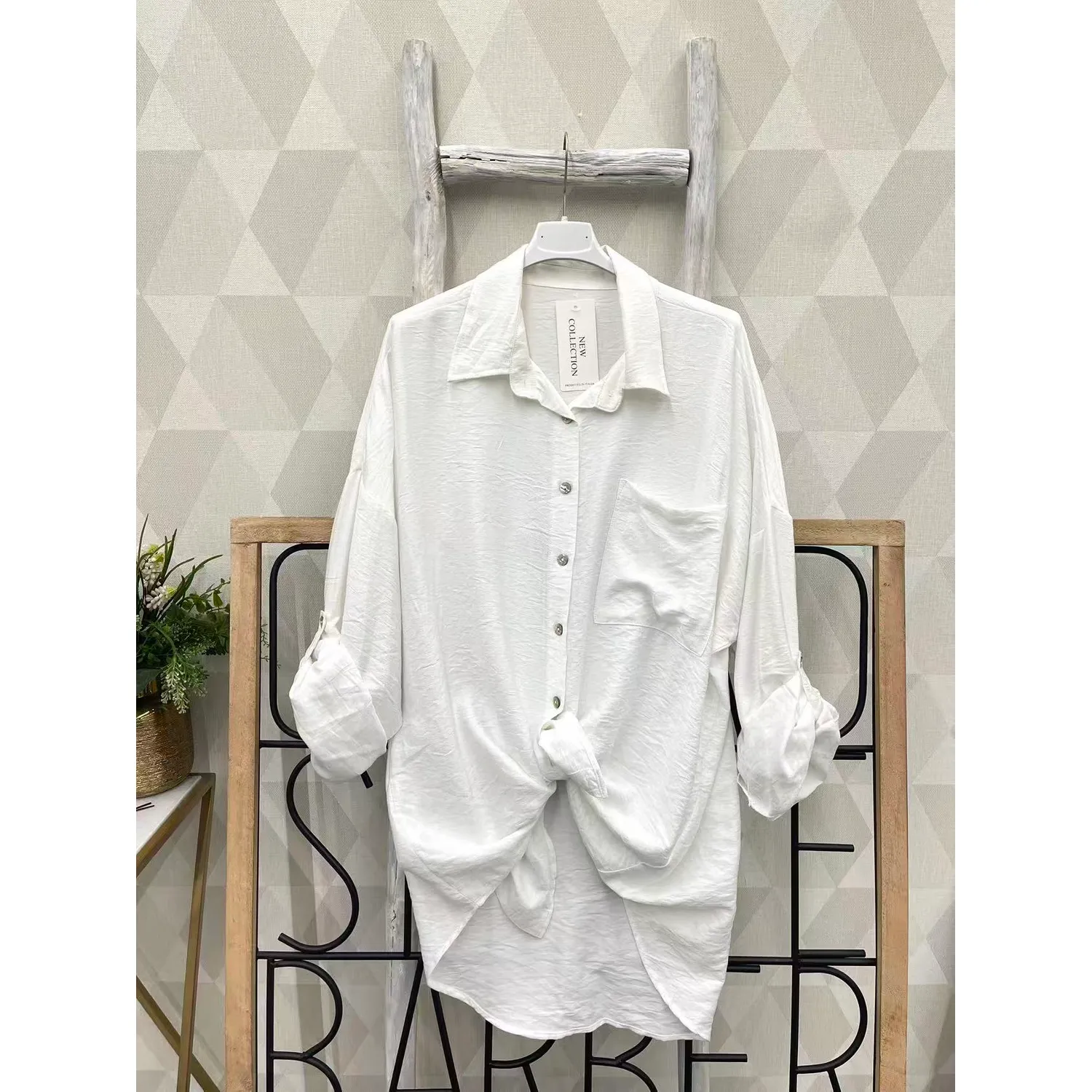 Cămăși - Cămașă Oversize Albă Street Bunny cu Imprimeu Grafic pe Spate - Isabellia