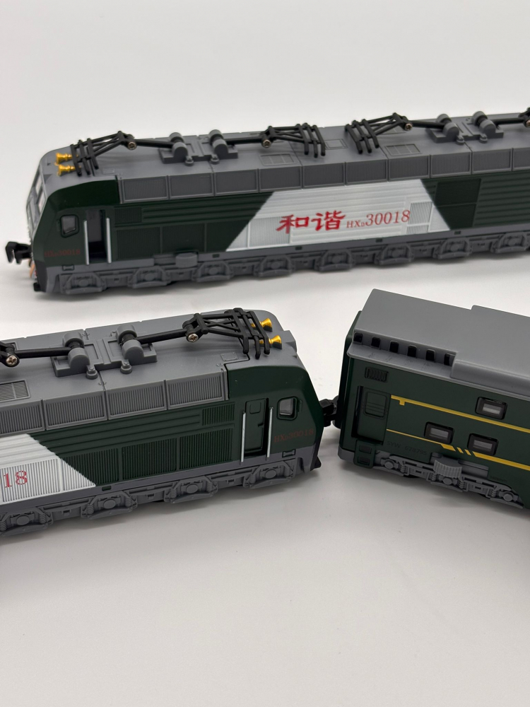 2 Locomotive Electrice cu Vagon din Metal – 70 cm Lungime Totală, Sunete și Lumini, Baterii Incluse [3]