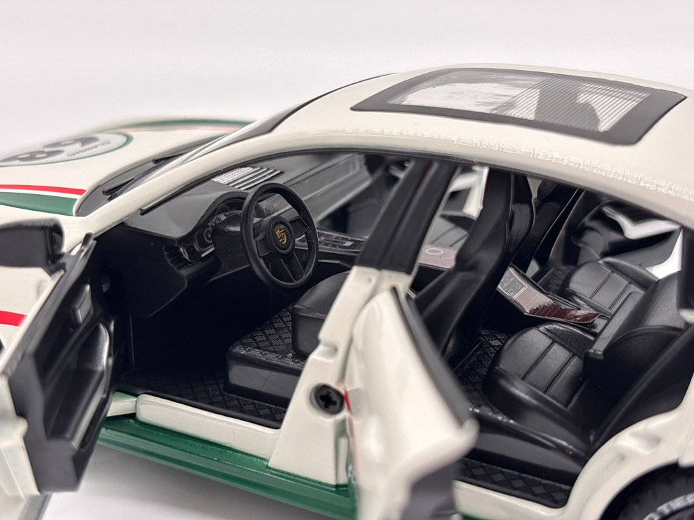 Automachetă Porsche Panamera, 20 cm, Funcție Pull-Back, Uși, Portbagaj și Capotă Deschizătoare, Lumină, Sunet și Efect de Fum (Baterii Incluse) [7]