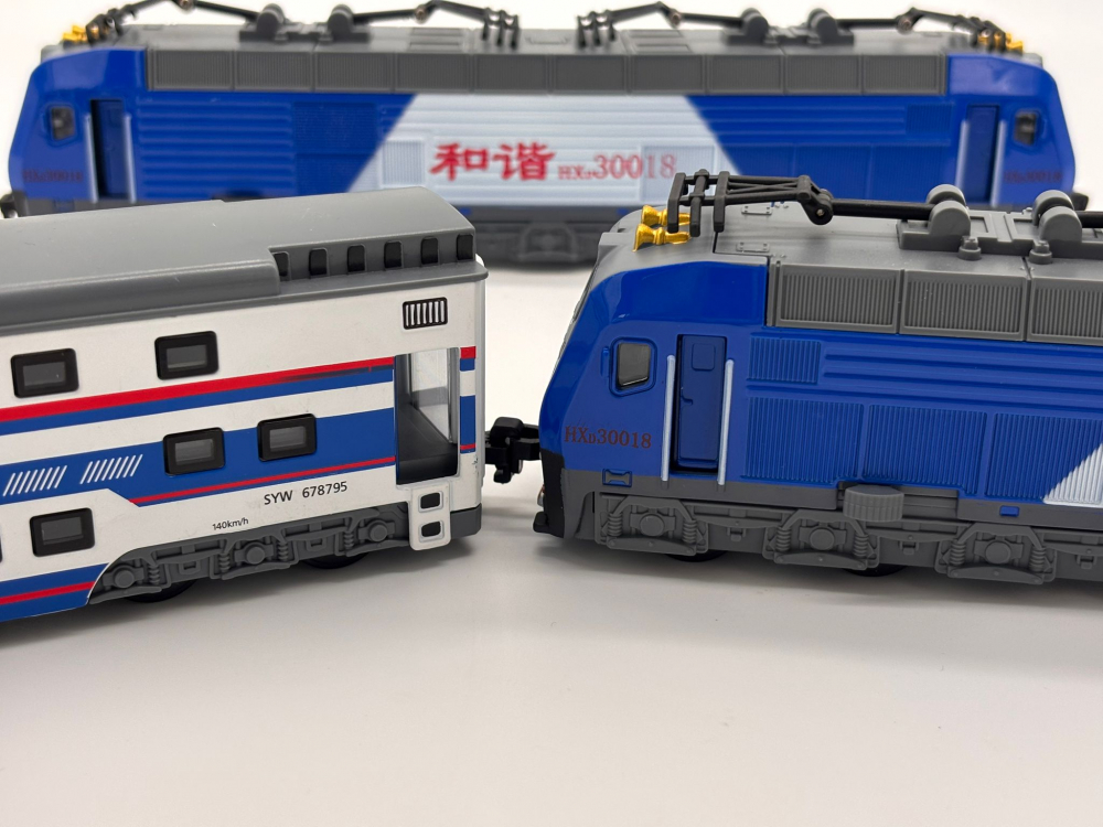 2 Locomotive Electrice cu Vagon din Metal – 70 cm Lungime Totală, Sunete și Lumini, Baterii Incluse [4]