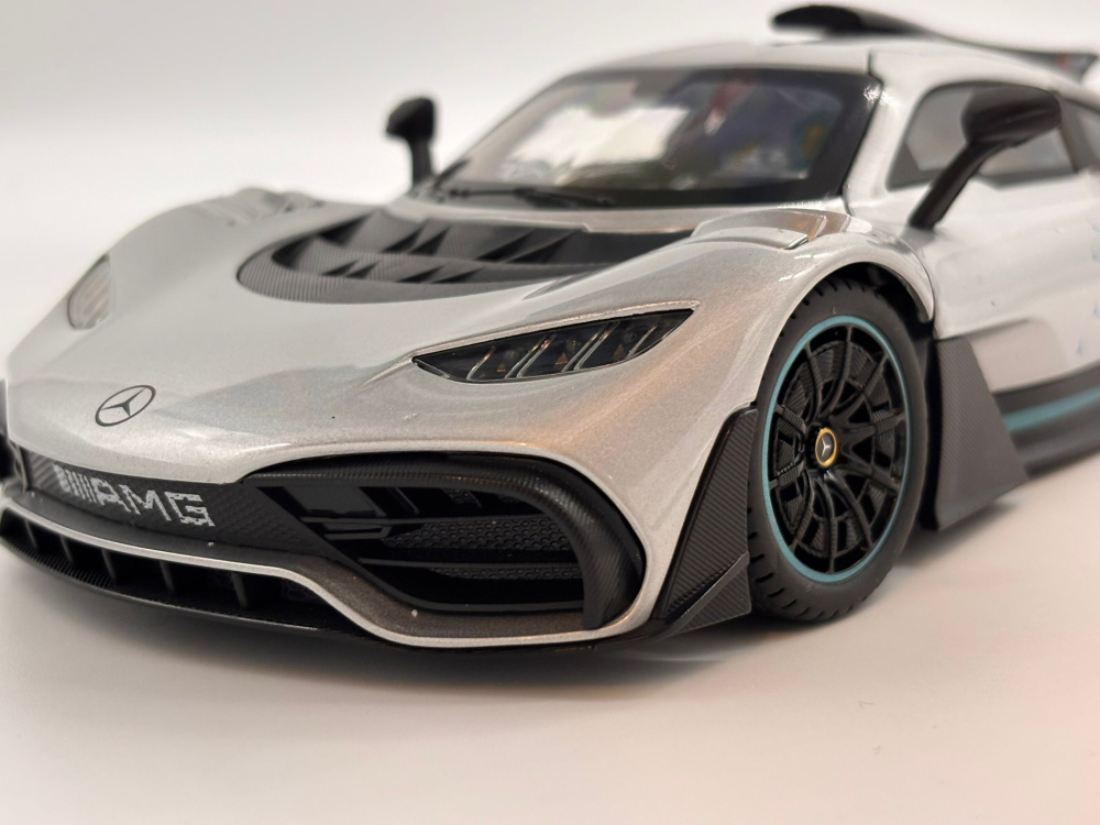 Automacheta Mercedes-Benz AMG One din Metal, 25 cm Usi si Elemente Mobile,Faruri, Stopuri si Bord Interior Luminate, Sunete Realiste, 25 cm, Volan Functional [7]