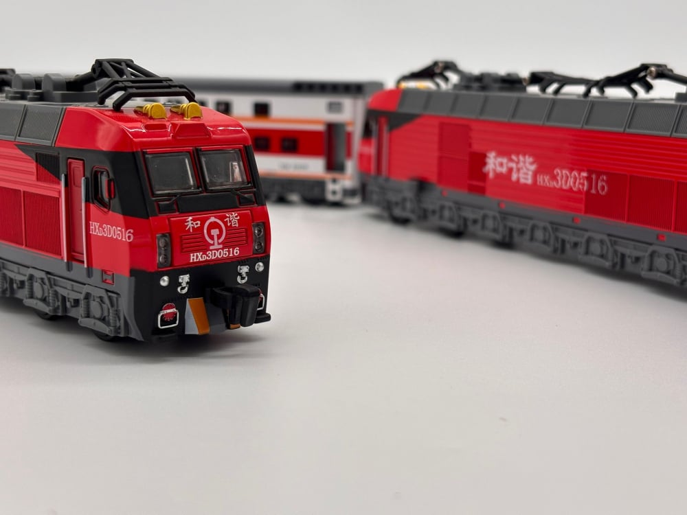 2 Locomotive Electrice cu Vagon din Metal – 70 cm Lungime Totală, Sunete și Lumini, Baterii Incluse [8]