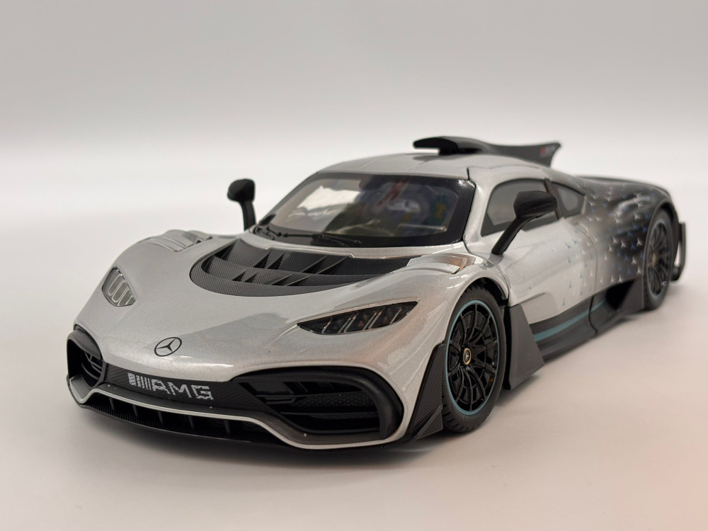 Automacheta Mercedes-Benz AMG One din Metal, 25 cm Usi si Elemente Mobile,Faruri, Stopuri si Bord Interior Luminate, Sunete Realiste, 25 cm, Volan Functional [9]