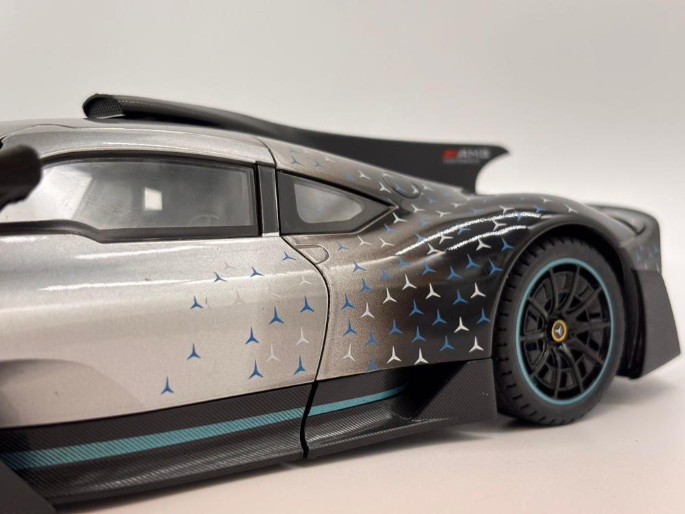 Automacheta Mercedes-Benz AMG One din Metal, 25 cm Usi si Elemente Mobile,Faruri, Stopuri si Bord Interior Luminate, Sunete Realiste, 25 cm, Volan Functional [5]